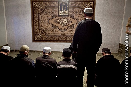 В молельной комнате для мусульман совершают намаз столько раз в день, сколько успеют, но хотя бы один раз — обязательно. Молиться сюда ходят 30–35 человек