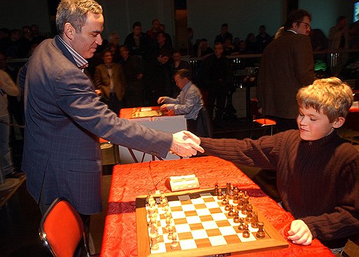 Магнус Карлсен перед матчем с Гарри Каспаровым в марте 2004 года в Рейкьявике. Несколько лет спустя Каспаров станет наставником юного норвежца, а пока — просто выиграет у него