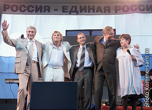 Коммунист Ходырев (слева), если нужно, становился в ряды демократов