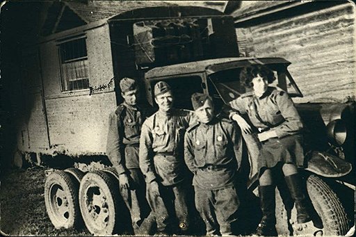 Орловская область, август 1943 года. Экипаж МГУ: капитан Коган, воентехник Ларин, сержант Афанасьев, Либа Наглер