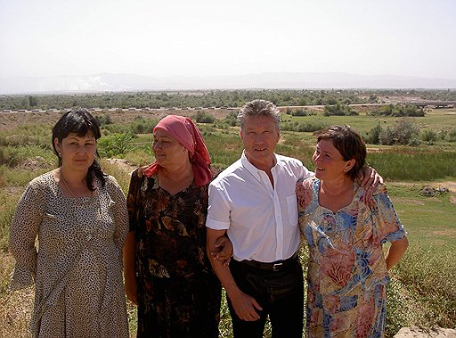 Михаэль Рэч с племянницей Барно и сестрами Мархамат и Таджигул