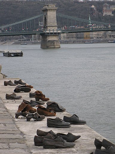 Стихийный памятник в Будапеште — люди оставляют башмаки на набережной Дуная в память о тех, кто ушел, но кого он пытался спасти