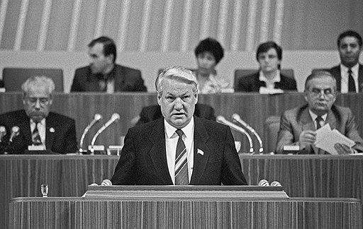 Став во главе Верховного Совета РСФСР, Борис Ельцин объявил о выходе из КПСС