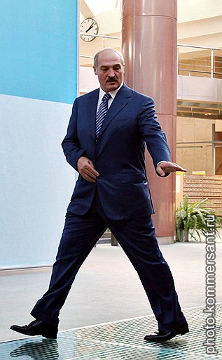 Александр Лукашенко уже 16 лет правит в Белоруссии и продолжает свысока смотреть на своих очередных политических оппонентов