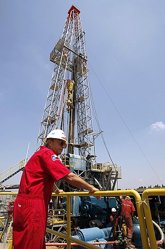 Нефть в Израиле — это уже проза, а не фантастика. Менеджер компании Zion Oil &amp; Gas наблюдает за работами на буровой платформе в районе кибуца Маанит к северу от Тель-Авива