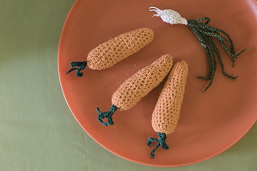 Яичница с сардельками и кетчупом, пельмени, морковь и лучок — вязаные символы семейного достатка