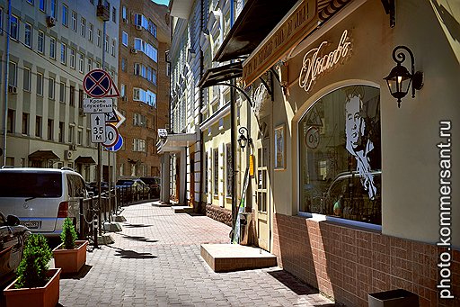 Вице-мэр Москвы Петр Бирюков объявил бой «Крылову» (на фото) и «Сулико» — двум кафе на Патриарших. За Бирюкова — милиция, за кафе — местные жители. Пока ничья