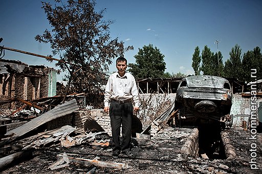 Тулавалди Юлдашев из села Фуркат, что под Ошем, незадолго до беспорядков купил новенькое авто. Его семье удалось спастись, но вот дом и машину (на фото) сожгли