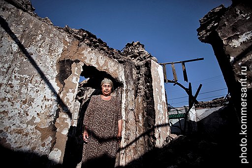 Жительница села Фуркат, узбечка Дилярам Кадырова, после погромов вернулась домой за вещами, но нашла лишь пепелище. У ее соседки мародеры не только сожгли дом, но и убили двух родственников. На этом фото Дилярам — на руинах соседского дома