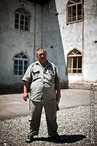 Старшина добровольцев села Сузак Иззатулла Отобаев распределяет людей на посты. По его словам, среди узбеков-ополченцев — сплошь люди мирных профессий: вчерашние торговцы, строители, таксисты