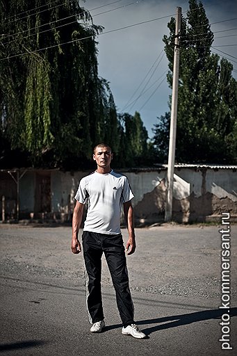 Житель села Сузак Зиайдин Каджикулов — участник киргизско-узбекского караула. В нем 10 человек — пять киргизских милиционеров и пять дружинников-узбеков. Первые вооружены, вторые патрулируют село без оружия. Но местные жители все равно боятся