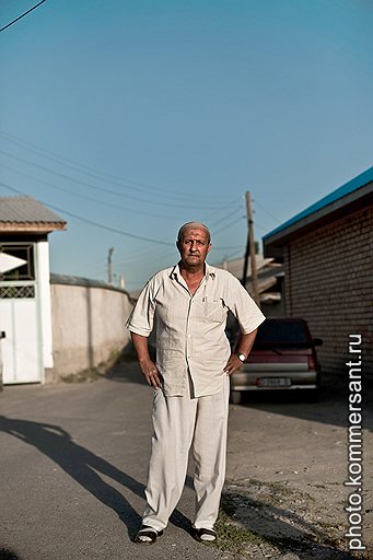 В народные дружины идут люди всех возрастов: Ильхаму — 35 лет, Бахтияру — 54 года, Акмалетдину — 27 лет. Все — узбеки из села Сузак Джалал-Абадской области, улицы которого они сейчас патрулируют вместе с киргизскими военнослужащими, присланными с севера страны. Киргизы-северяне, объясняют эти ополченцы, в отличие от соседей-южан, еще пользуются у узбеков хоть каким-то доверием: вместе с ополченцами их пускают в узбекские районы. Тем не менее узбекским ополченцам уже приходилось защищать коллег по патрулям от местной молодежи