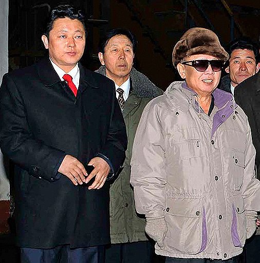 По убеждению экспертов, человек в красном галстуке, стоящий слева от Ким Чен Ира,— это и есть младший сын и преемник, Ким Чон Ун