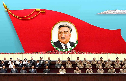 Великий учитель Ким Ир Сен (на знамени) передал власть любимому руководителю Ким Чен Иру (в центре первого ряда) — 16 лет назад