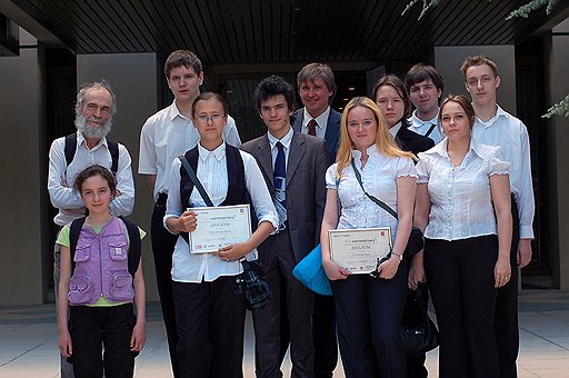 Российская команда школьников вместе со всемирно известным математиком, лауреатом премии Абеля Михаилом Громовым (слева)