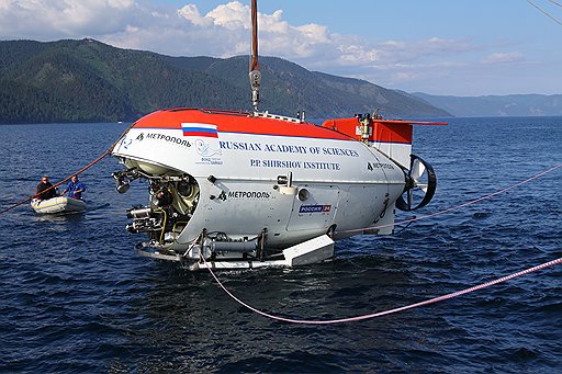 Экспедиция «”Миры“ на Байкале» работает третий год. За это время глубоководные аппараты нашли не только газогидраты, но и затонувшие суда, и даже неизвестные науке живые организмы