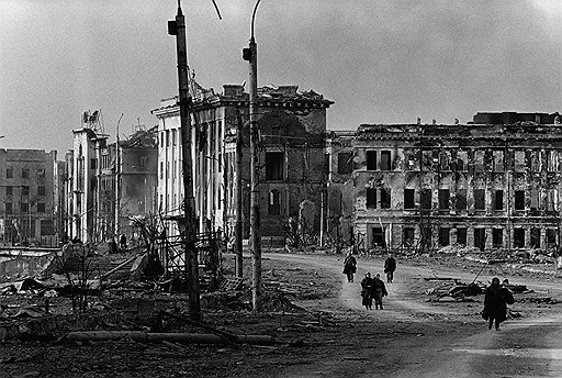 Разрушенные здания гостиницы «Кавказ» и парламента Чечни. Документальные кадры тоже войдут в игровой сериал