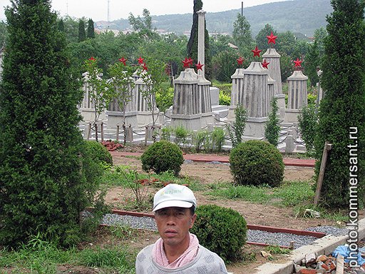 За «советским» кладбищем, примыкающим к русскому, китайские власти ухаживали, там сохранились и могилы, и памятники. «Русская» же часть еще недавно представляла собой непролазные джунгли