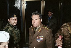 Генерал-полковник Владислав Ачалов отдал приказ командирам пяти воздушно-десантных дивизий выдвинуться в Москву