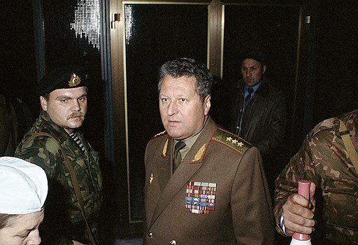Генерал-полковник Владислав Ачалов отдал приказ командирам пяти воздушно-десантных дивизий выдвинуться в Москву