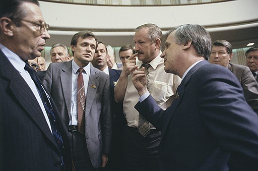 Предсовмина СССР Николай Рыжков (справа) и академик Леонид Абалкин (слева) отстаивали политические и экономические интересы союзного центра