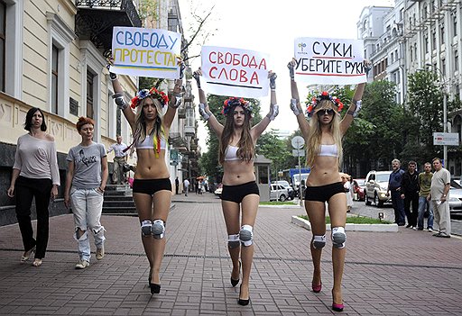 Июнь 2010 года. Femen выступает с призывом оградить активисток организации от незаконного давления правоохранительных органов