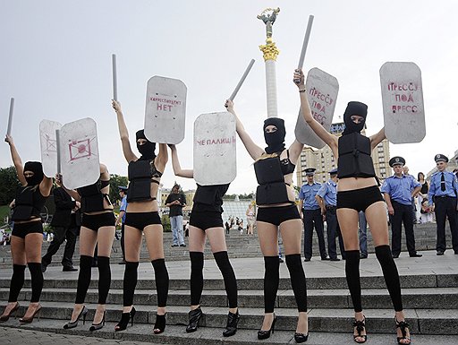 Июнь 2010 года. Девушки протестуют против ограничений свободы прессы в первые 100 дней правления Виктора Януковича