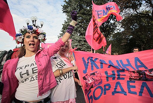 Октябрь 2009 года. «Украина не бордель!» — основная программа Femen, направленная против секс-туризма и торговли женщинами