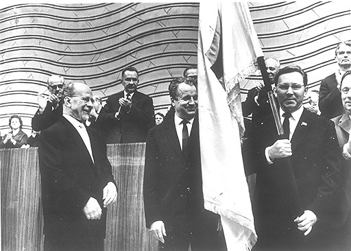 Первый секретарь Московского городского комитета КПСС Николай Егорычев (справа - держит знамя московской партийной организации)
