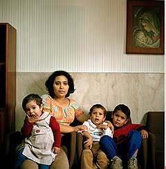 Нишеми, Италия
Сицилийка Валентина узнала о своей беременности в 14 лет. Не найдя поддержки в семье, она поселилась в местном центре молодых мам. В центре она родила еще двух детей и вышла замуж