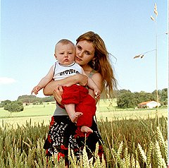 Хальфинг, Германия
Согласно законам Румынии, девушкам до 15 лет разрешено делать аборты до 24 недель беременности. Елена из Бухареста уступкой правительства не воспользовалась. Сейчас она с Джереми переехала в Германию