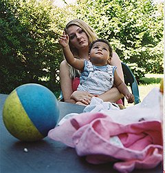 Мюнхен, Германия
Москвичка Яна забеременела в 16 лет, но рожать приехала в Германию. Сейчас она и ее дочь Мия живут в социальном центре в Мюнхене