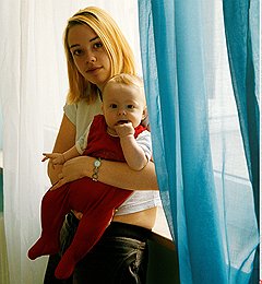 Мюнхен, Германия
Нина родила дочку Лизу-Марию в возрасте 17 лет. Не надеясь на собственные силы, она обратилась за помощью в местный центр материнства