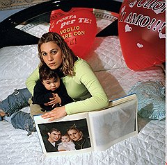 Катания, Италия
Тициане повезло. Когда ей было 16 лет и она родила Джиованни, молодой человек (на фото в альбоме) не бросил ее, а переехал с новоиспеченной семьей в пригород Катании