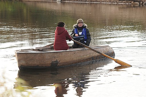 На календаре октябрь, и до деревни Шемякино Новгородской области переписчик может добраться только на лодке