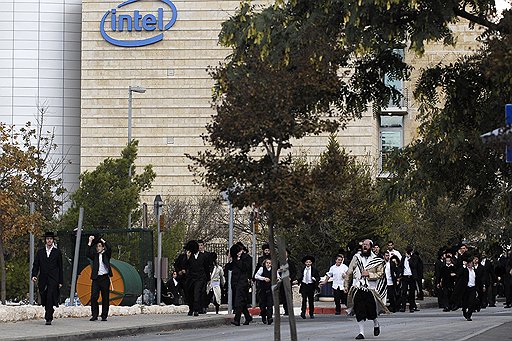 Корпорация Intel, мировой лидер в производстве процессоров, обосновалась на Святой земле раньше всех -- в 1974 году. С тех пор ее израильский штат вырос с пяти сотрудников до 7 тысяч