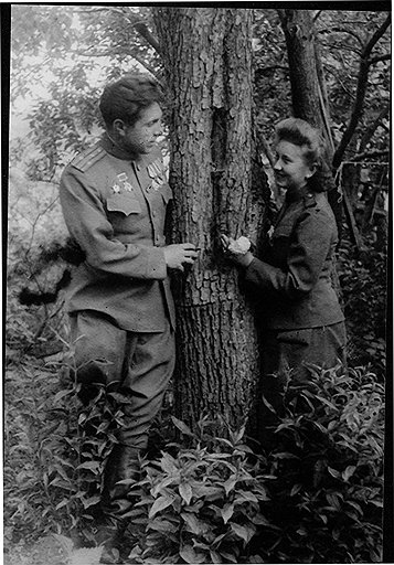 Полковник Щелоков, начальник политотдела 218-й Краснознаменной Ромодано-Киевской стрелковой дивизии с женой, 1945 год