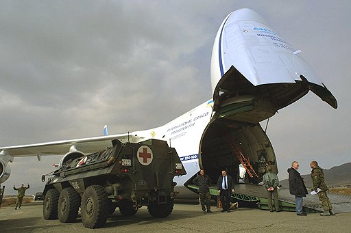 Как далеко шагнет сотрудничество России и НАТО по Афганистану? На фото 2002 года: российский борт доставил в Кабул немецкую санитарную бронемашину