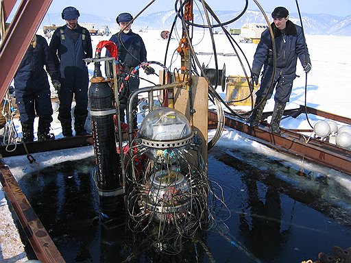 Как только лед на Байкале становится крепким, ученые приступают к осмотру оборудования