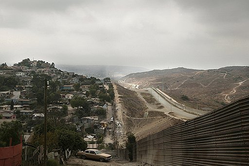 Пока США не возвели на границе вторую, заградительную, стену, этот отрезок американо-мексиканской границы был популярен среди нелегалов
