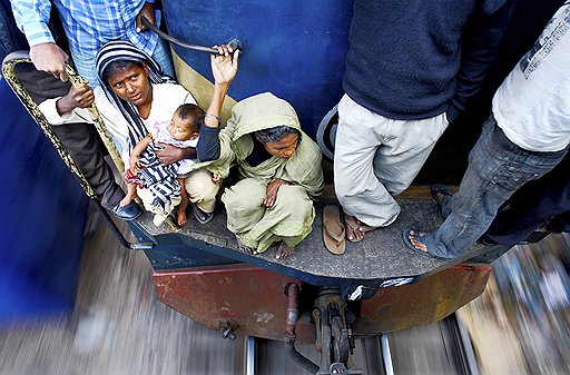 Эта женщина с малышом заняла, пожалуй, одно из самых выгодных &quot;открытых мест&quot; -- в углу, да еще и рядом с поручнем. Неблизкий путь от Дакки до Силхета, 350 км, они проведут комфортно