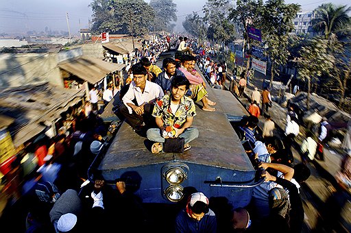 Железные дороги Бангладеш — это 2900 км полотна. Поезда республики перевозят около 40 млн пассажиров в год и с потоком желающих явно не справляются. Даже тем, кто не пожалел денег и купил билет, места хватает далеко не всегда