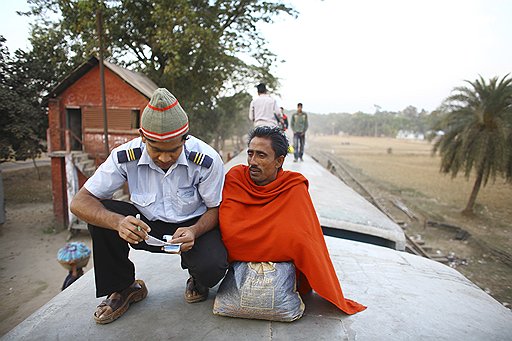 Кондуктор выписывает билет ковровщику из Майменсинга, который едет в Дакку на рынок. Проверки пассажиров на крыше случаются нечасто, но все же бывают, порядок должен соблюдаться не только в вагоне, но и на нем