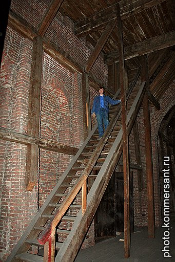 Крепкая лестница из лиственницы прослужила 200 лет и могла прослужить еще столько же. Разобрана и сожжена