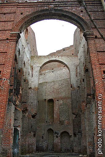 Барочные арки, похожие на гравюры Пиранези, обнажившиеся после пожара 2004 года, следует срочно накрыть крышей или хотя бы сеткой — они осыпаются на глазах