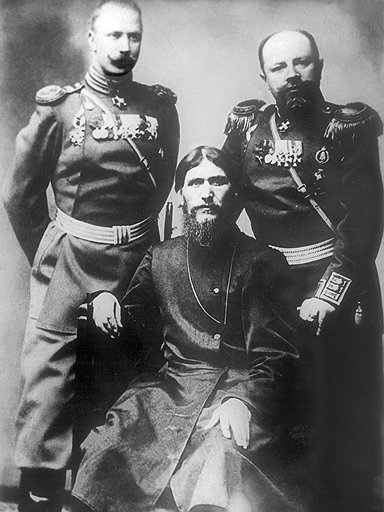 Григорий Распутин, генерал-майор Путятин (справа) и полковник Лотман. 1904