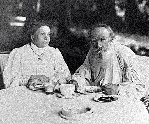 Лев Толстой и его супруга пьют чай дома в Ясной Поляне. 1908
