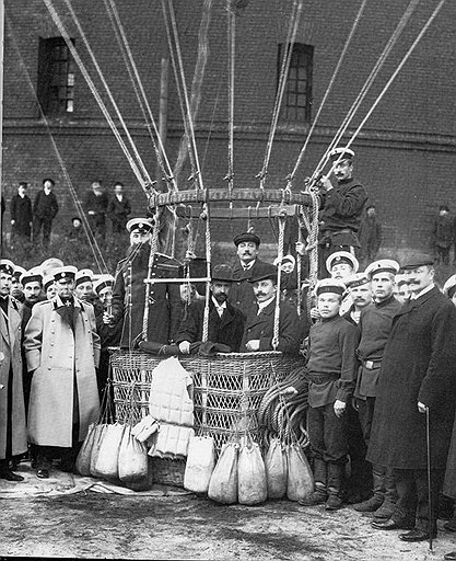 У корзины воздушного шара. 1904–1905