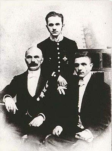 Придворный фотограф, почетный гражданин, основатель фотографической династии Карл Булла и его сыновья Александр и Виктор (справа). 1916