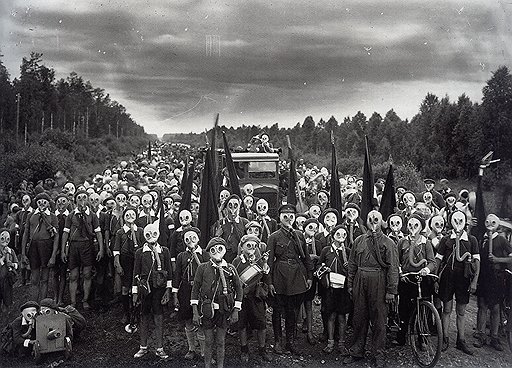 Пионерская оборона. 1937 (фото Виктора Буллы)